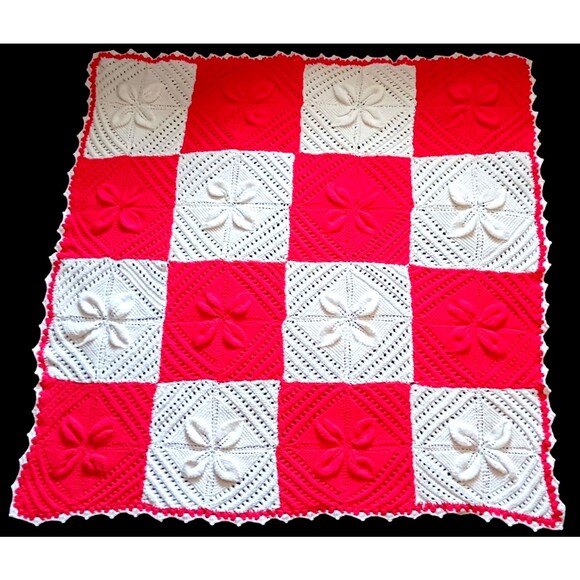 VTG Red & White Hand Crochet Granny Square Christmas Afghan Throw Blanket - Picture 1 of 6